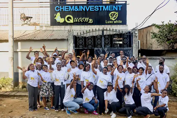 L'équipe CHEM & INVESTMENT GROUP réunie devant le siège de Douala